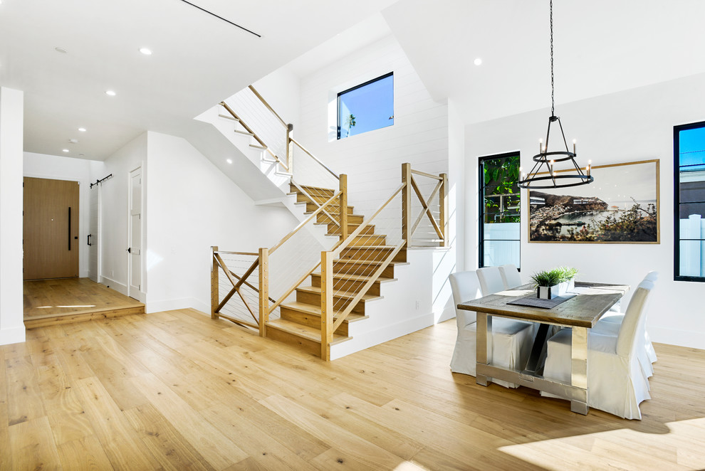 Große Landhausstil Treppe in U-Form mit Holz-Setzstufen in Los Angeles