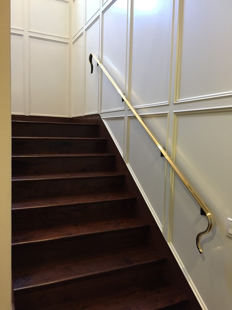 Diseño de escalera recta clásica pequeña con escalones de madera y contrahuellas de madera