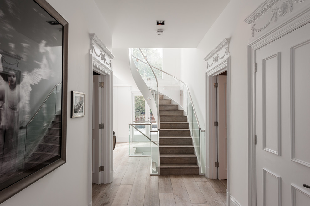 Стильный дизайн: изогнутая деревянная лестница в современном стиле с деревянными ступенями - последний тренд