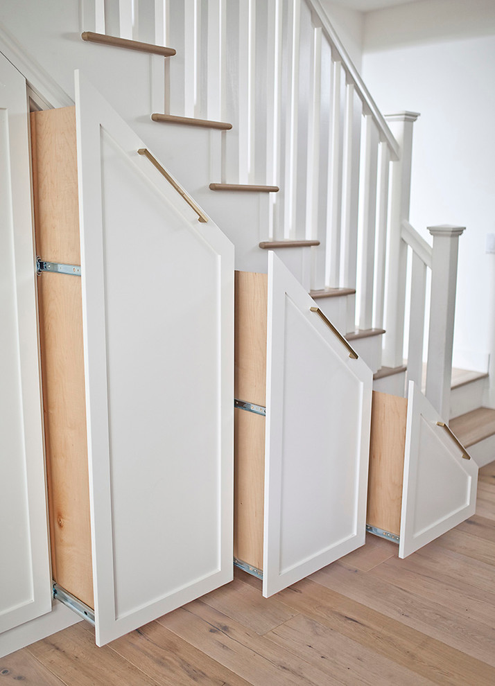 Idée de décoration pour un escalier peint droit bohème de taille moyenne avec des marches en bois.