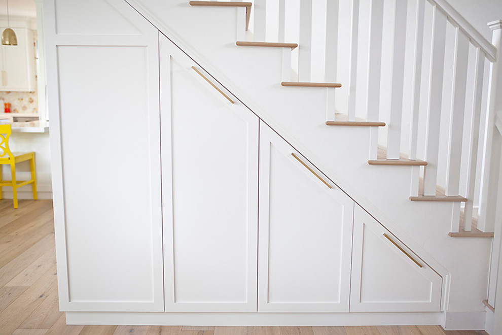 Cette image montre un escalier peint droit bohème de taille moyenne avec des marches en bois.