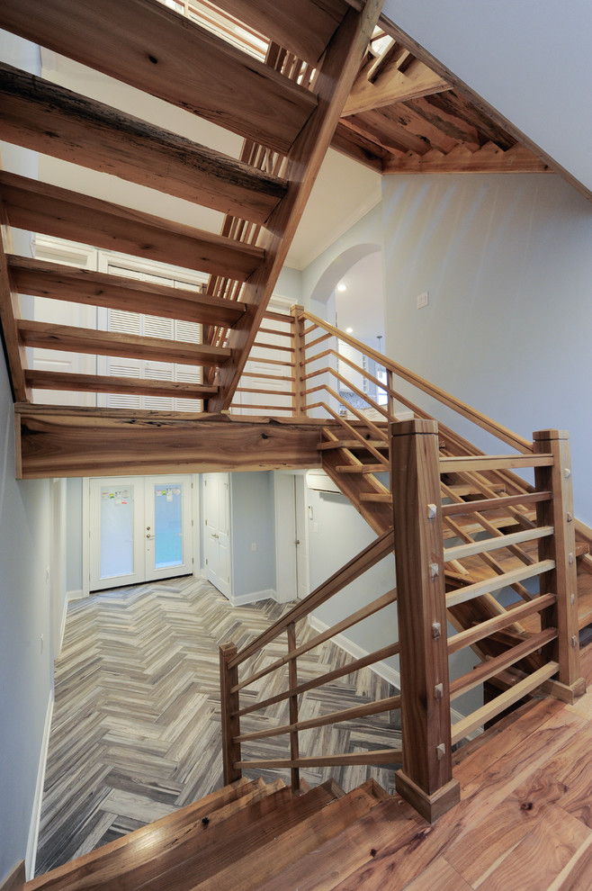 Réalisation d'un escalier sans contremarche design en U avec des marches en bois et un garde-corps en bois.