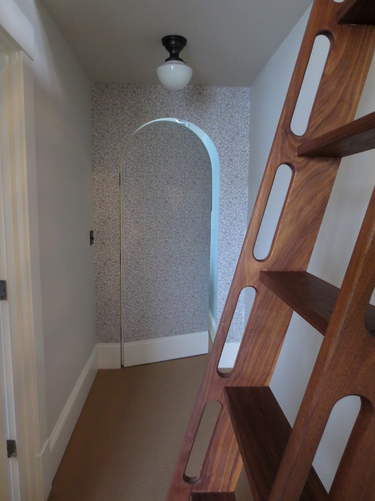 Идея дизайна: лестница среднего размера в стиле фьюжн с деревянными ступенями без подступенок