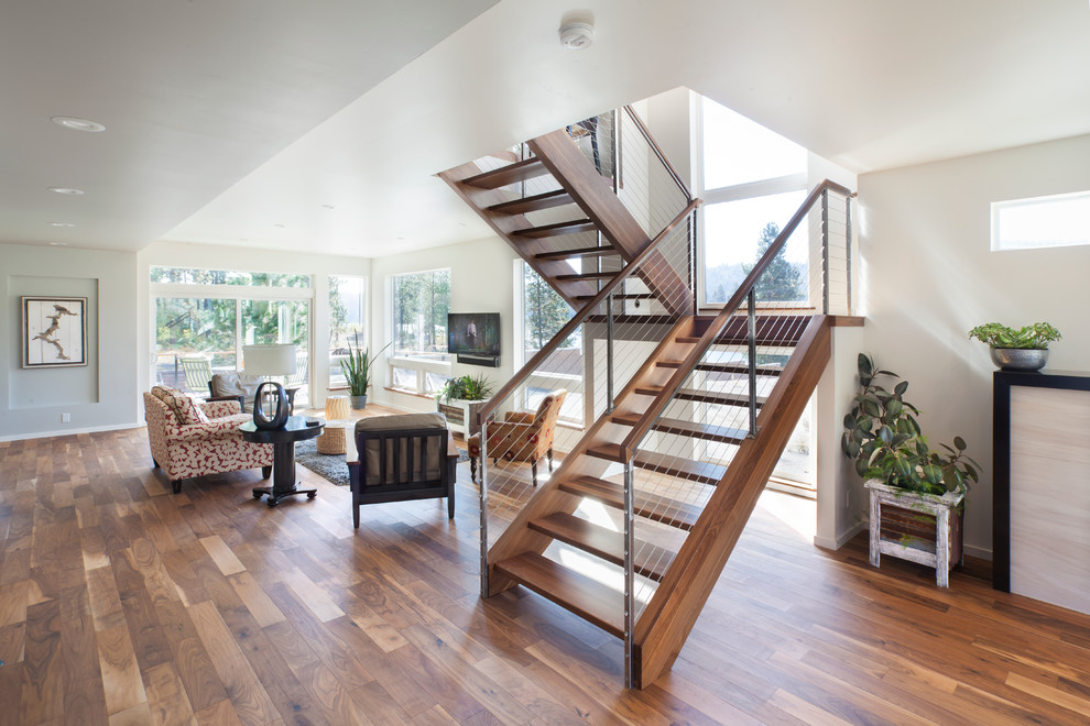 Mittelgroße Moderne Holztreppe in U-Form mit offenen Setzstufen und Drahtgeländer in Seattle