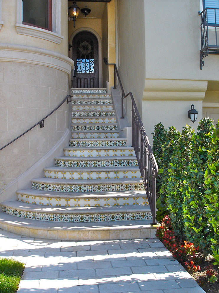 サンフランシスコにある地中海スタイルのおしゃれな階段の写真
