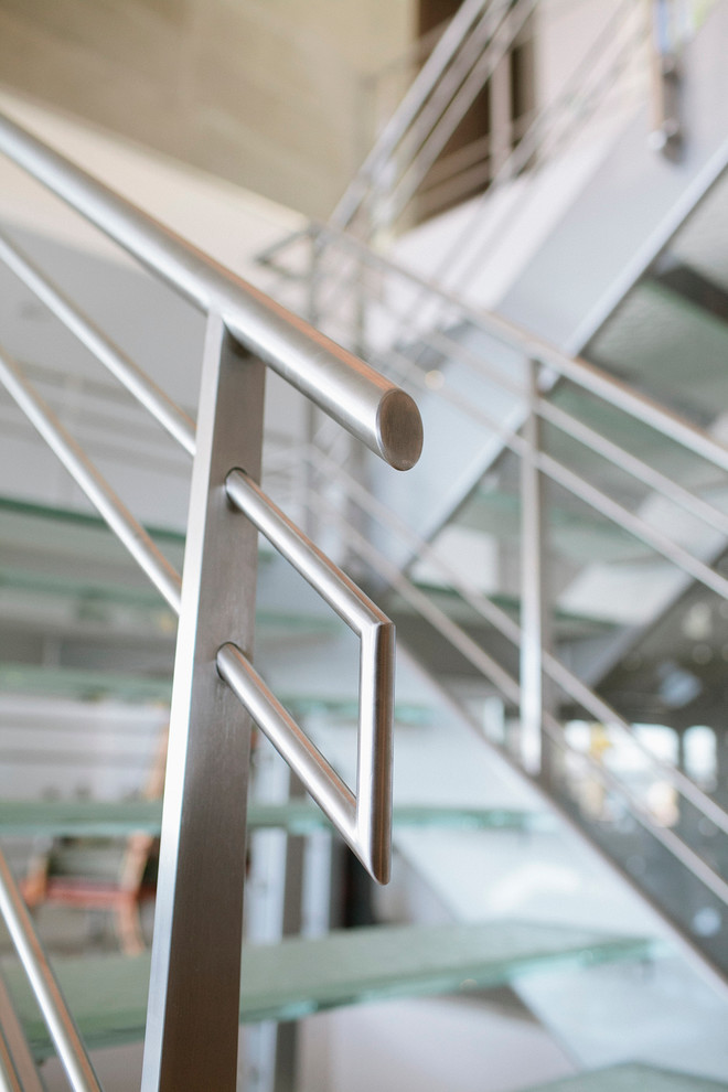 Idées déco pour un grand escalier sans contremarche flottant industriel avec des marches en verre.