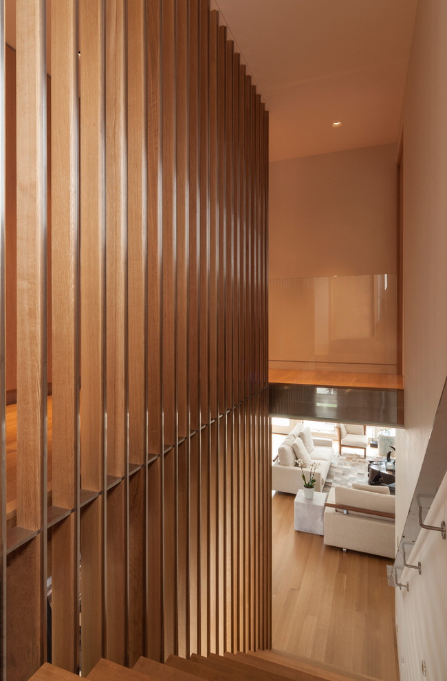 Idée de décoration pour un escalier sans contremarche flottant nordique de taille moyenne avec des marches en bois.