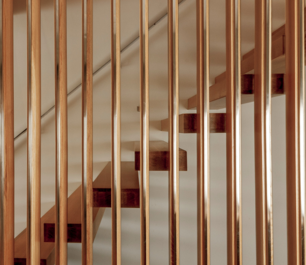 Стильный дизайн: лестница на больцах, среднего размера в скандинавском стиле с деревянными ступенями без подступенок - последний тренд