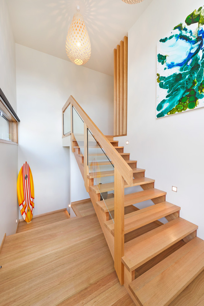 Стильный дизайн: лестница в стиле модернизм с деревянными ступенями без подступенок - последний тренд