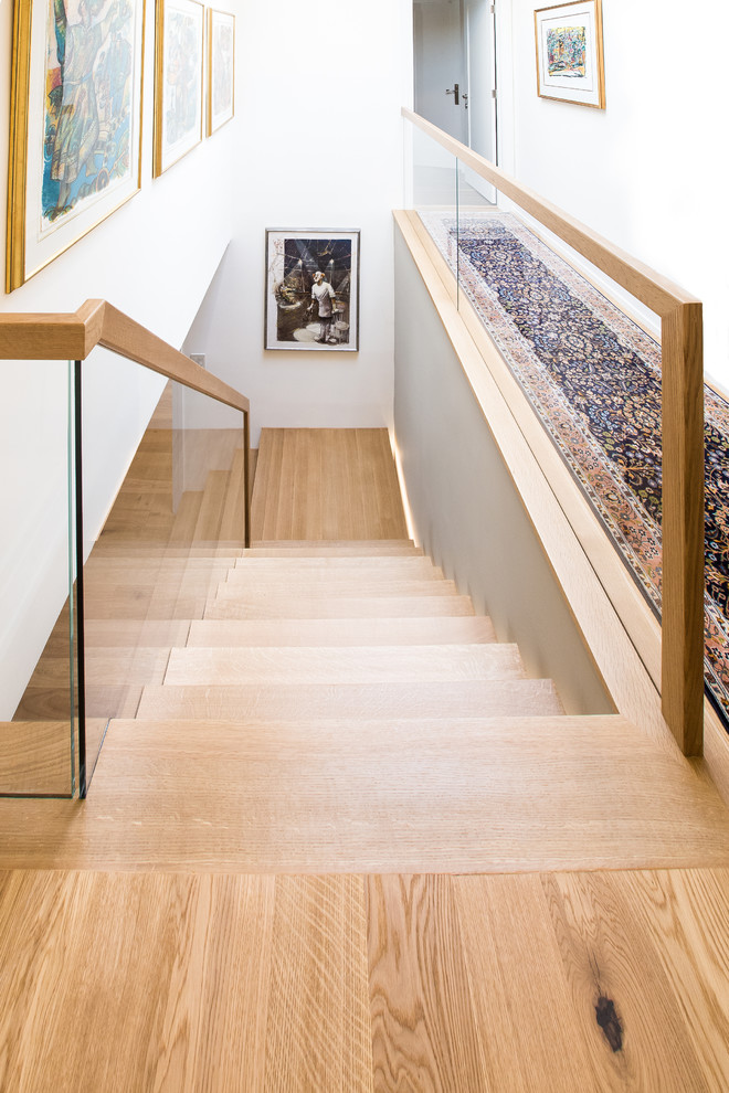 トロントにある高級な中くらいなコンテンポラリースタイルのおしゃれなかね折れ階段 (木の蹴込み板) の写真