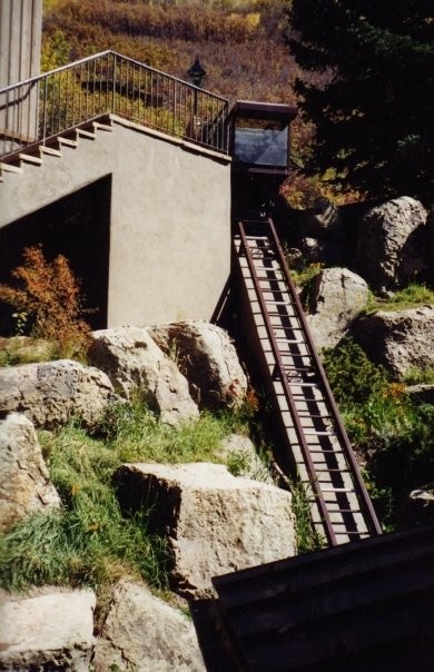 Свежая идея для дизайна: большая прямая металлическая лестница в стиле модернизм с металлическими ступенями - отличное фото интерьера