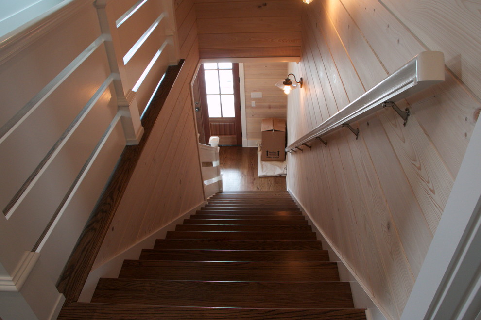 Immagine di una scala a rampa dritta stile marinaro con pedata in legno e alzata in legno