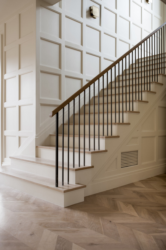 Свежая идея для дизайна: большая п-образная лестница в современном стиле с деревянными ступенями и крашенными деревянными подступенками - отличное фото интерьера