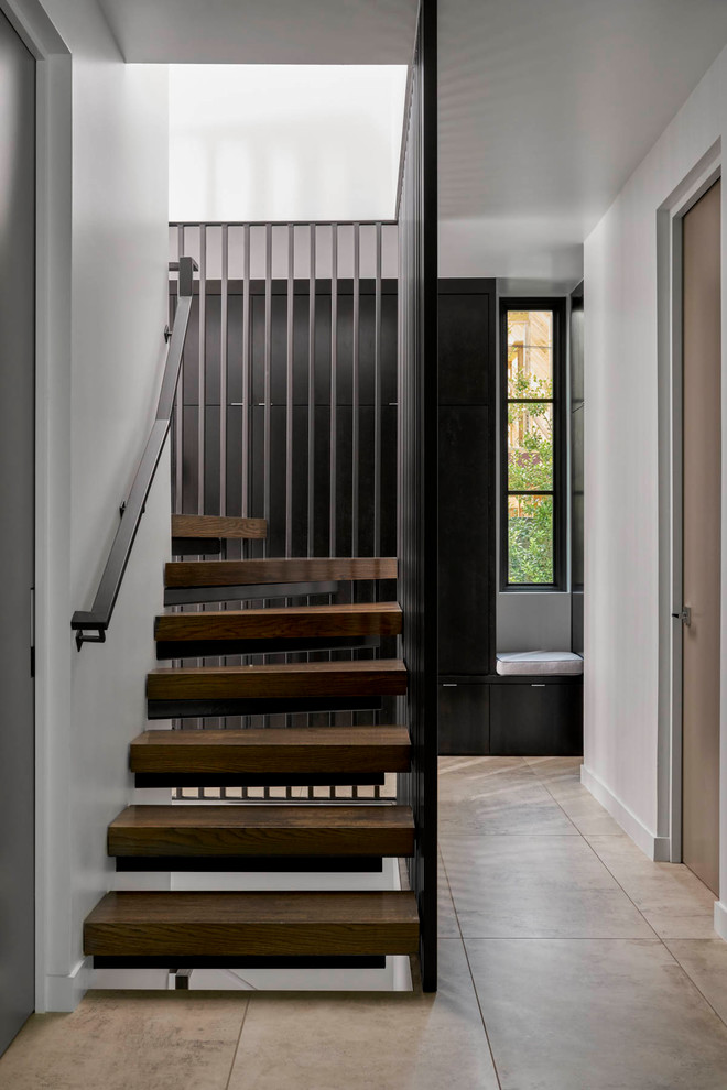 Mittelgroße Moderne Holztreppe in L-Form mit offenen Setzstufen und Stahlgeländer in Dallas