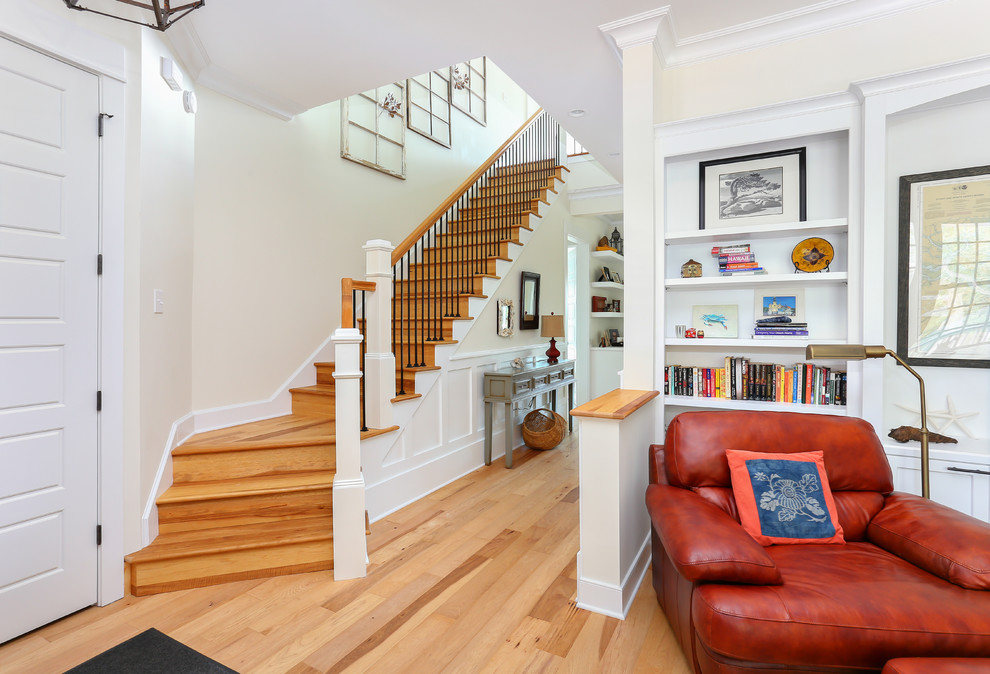 Cette photo montre un escalier chic avec des marches en bois, des contremarches en bois et éclairage.