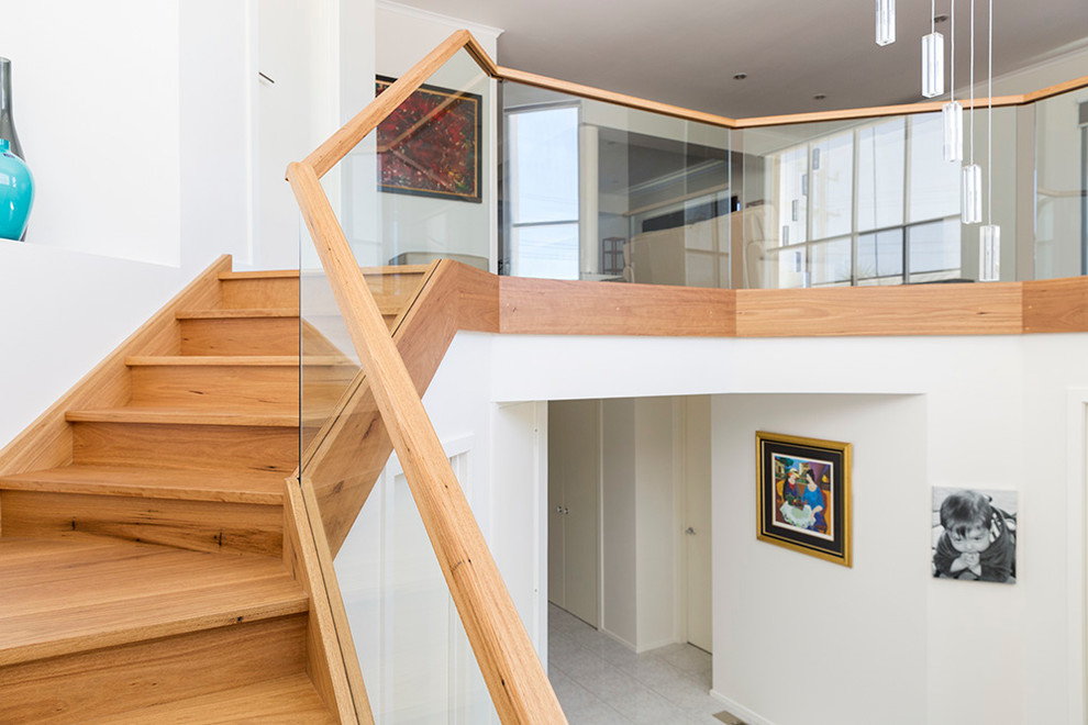 Imagen de escalera en U contemporánea grande con escalones de madera y contrahuellas de madera