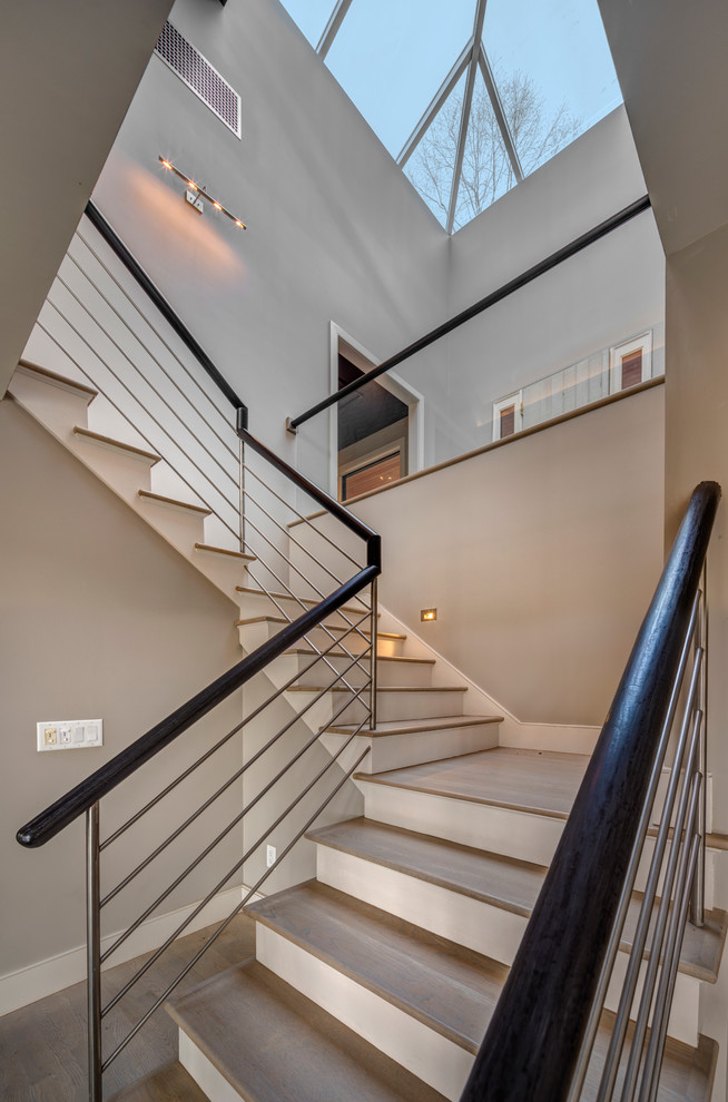 Идея дизайна: угловая лестница среднего размера в современном стиле с деревянными ступенями и крашенными деревянными подступенками