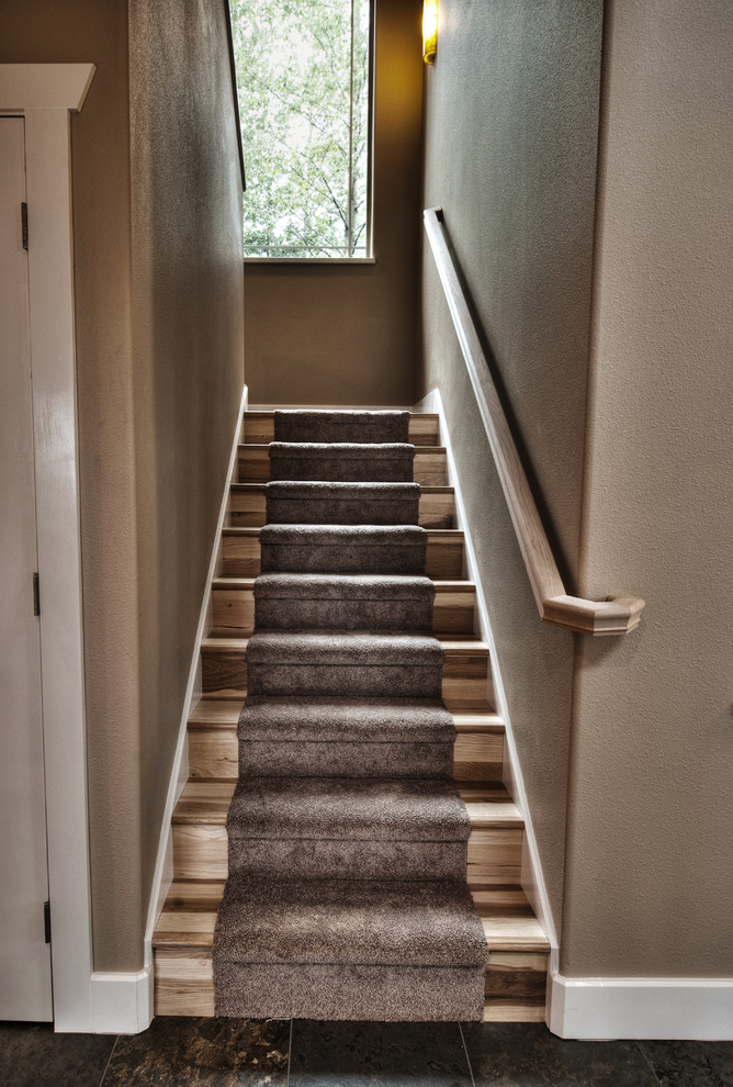 Источник вдохновения для домашнего уюта: угловая лестница в современном стиле с деревянными ступенями и крашенными деревянными подступенками