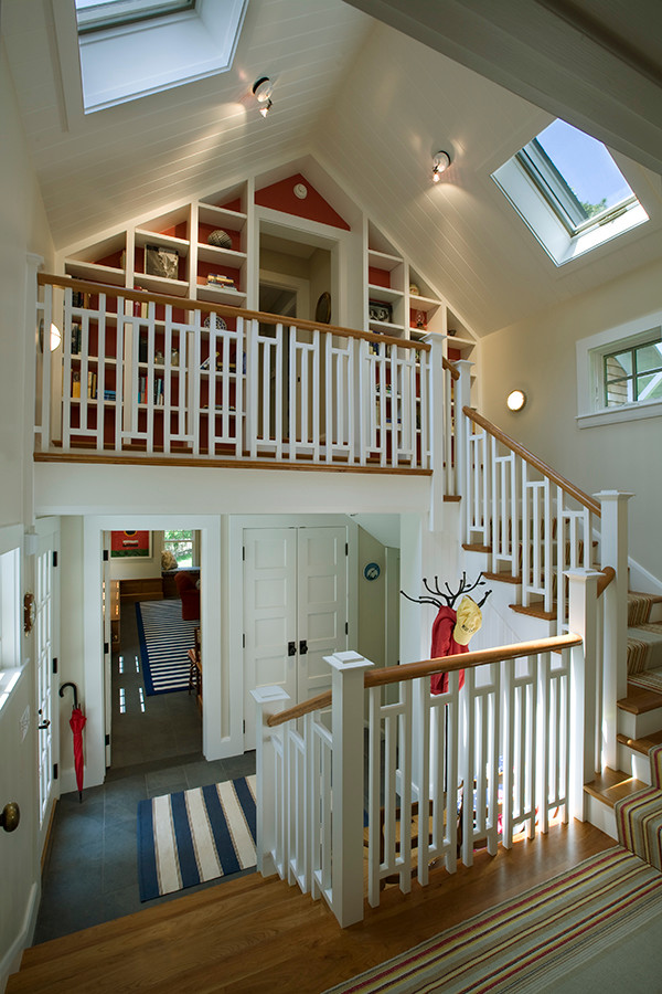 Идея дизайна: большая п-образная деревянная лестница в стиле неоклассика (современная классика) с деревянными ступенями