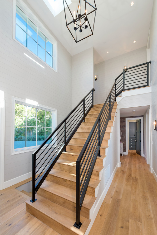 Стильный дизайн: большая прямая деревянная лестница в современном стиле с деревянными ступенями и металлическими перилами - последний тренд