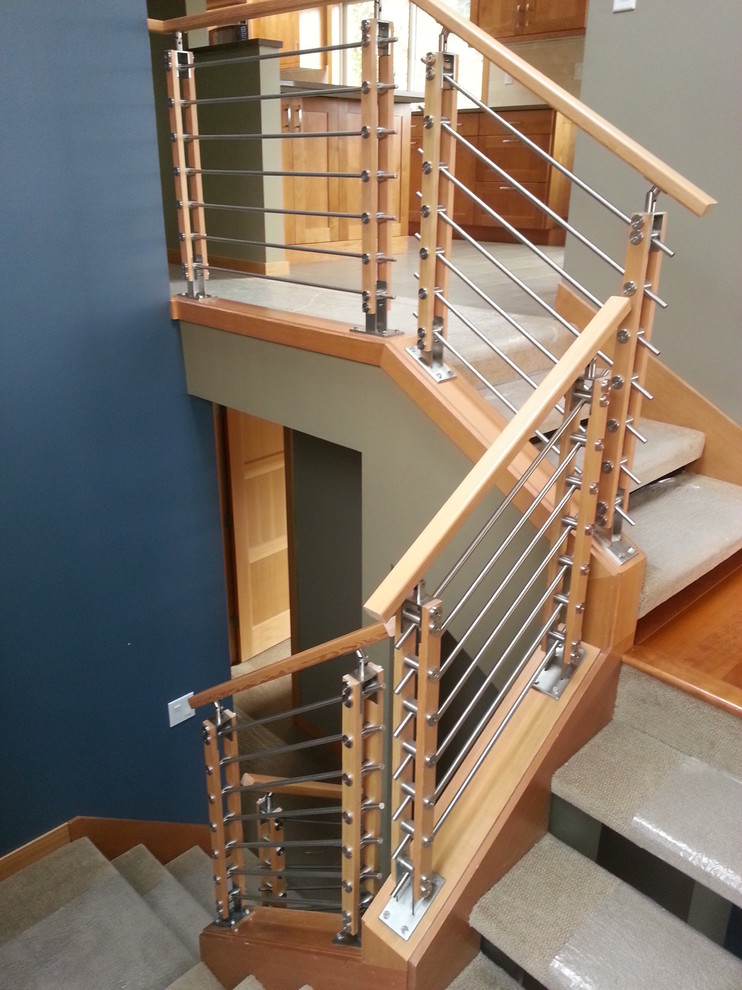 Geräumige Moderne Treppe in U-Form mit Teppich-Treppenstufen und offenen Setzstufen in Seattle