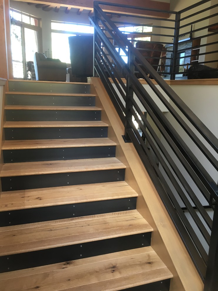 Источник вдохновения для домашнего уюта: металлическая лестница в современном стиле с деревянными ступенями