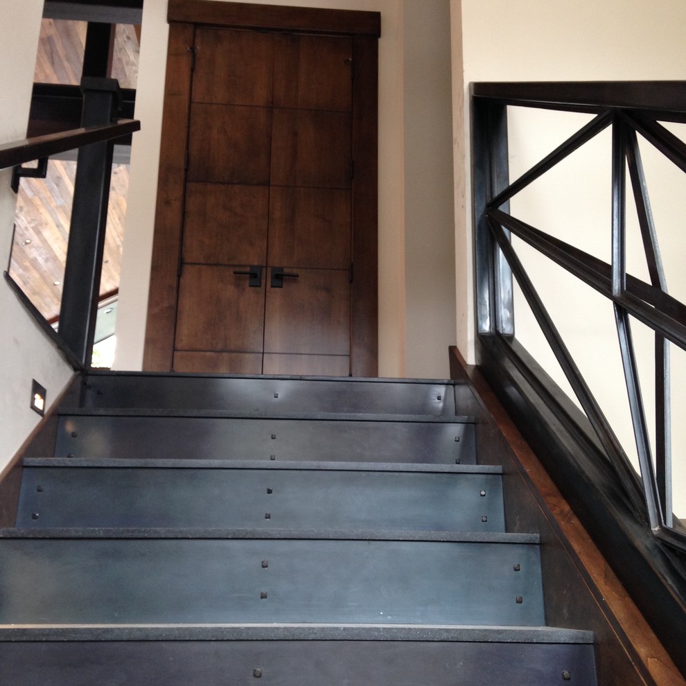 Стильный дизайн: металлическая лестница в современном стиле - последний тренд