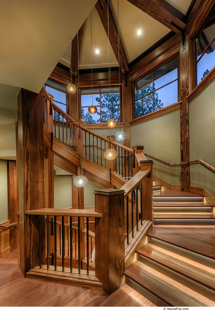 На фото: изогнутая лестница в стиле рустика с деревянными ступенями
