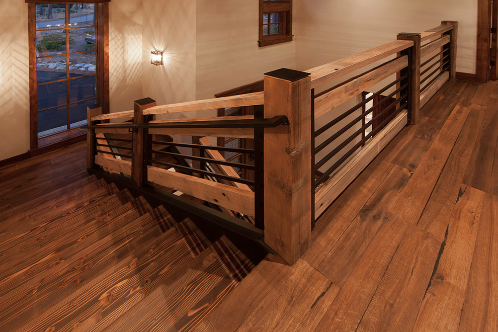 Foto de escalera en U tradicional renovada de tamaño medio sin contrahuella con escalones de madera