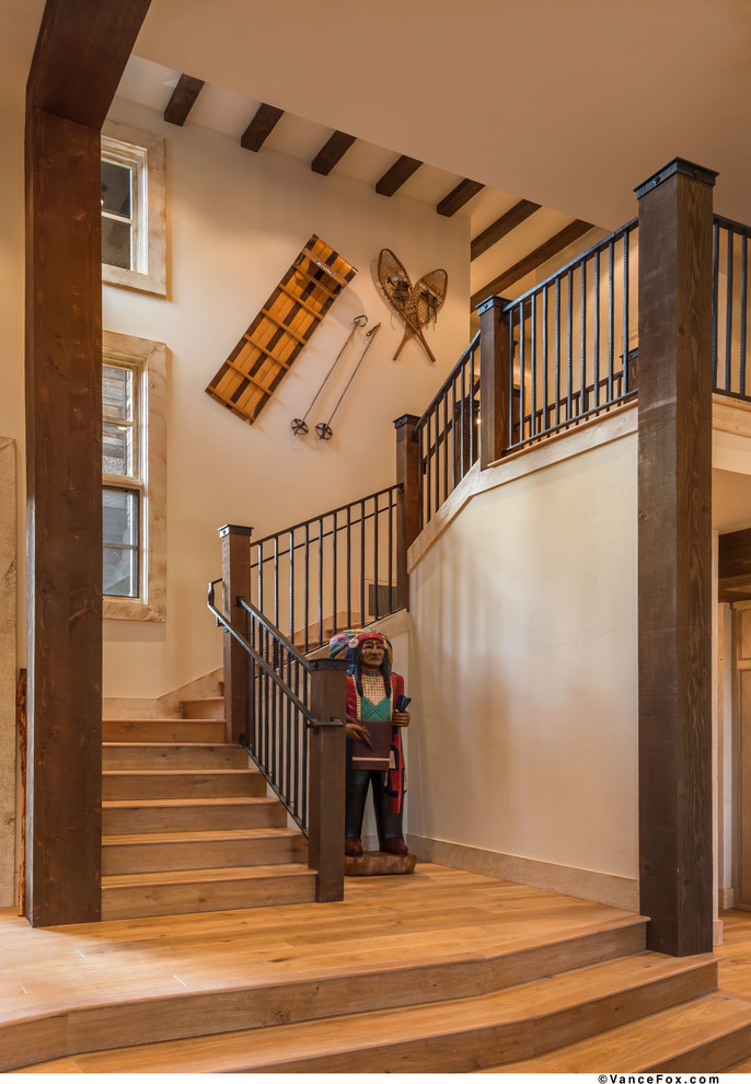 Идея дизайна: изогнутая деревянная лестница среднего размера в стиле рустика с деревянными ступенями