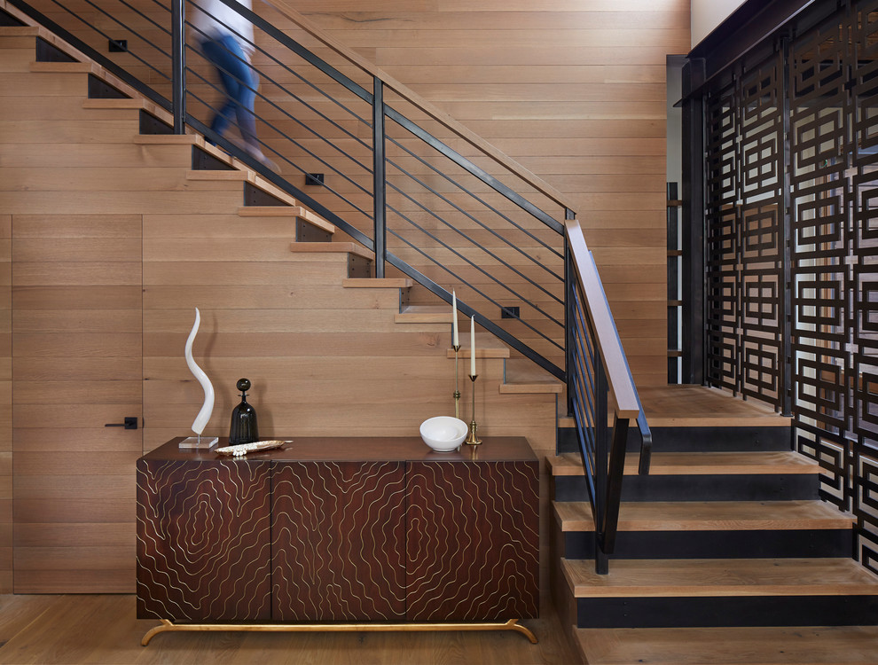 Idées déco pour un escalier contemporain en L de taille moyenne avec des marches en bois, un garde-corps en matériaux mixtes et des contremarches en métal.