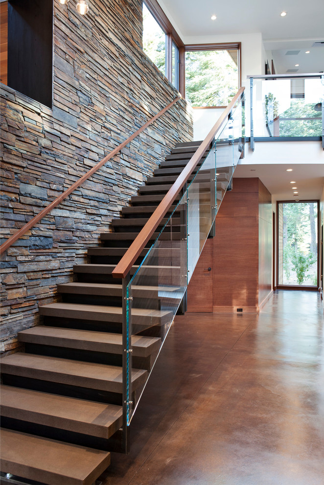 Стильный дизайн: огромная лестница на больцах в стиле модернизм с бетонными ступенями - последний тренд