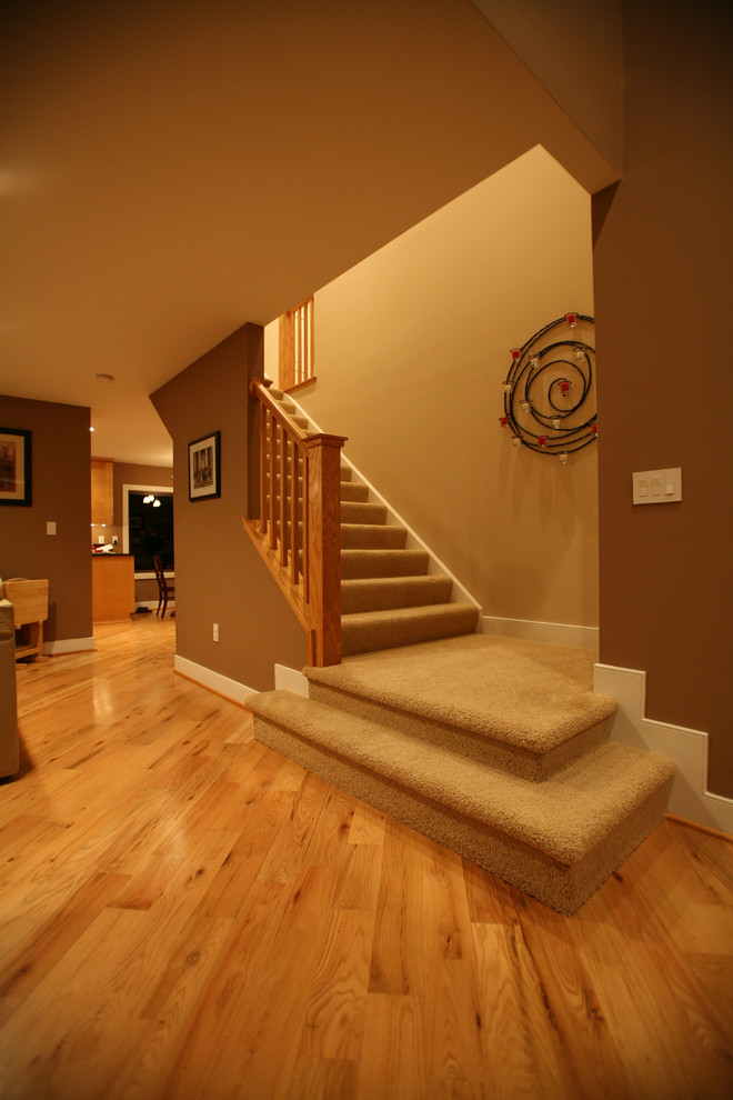 Mittelgroße Urige Treppe in L-Form mit Teppich-Treppenstufen und Teppich-Setzstufen in Washington, D.C.