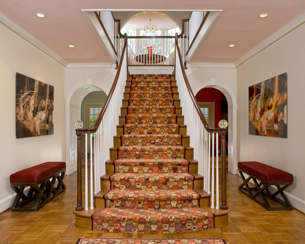 Пример оригинального дизайна: большая прямая деревянная лестница в стиле неоклассика (современная классика) с ступенями с ковровым покрытием