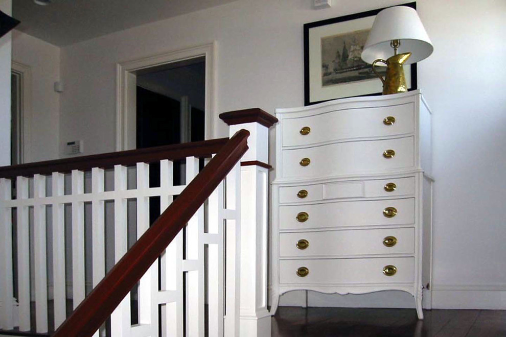 Пример оригинального дизайна: п-образная лестница среднего размера в классическом стиле с деревянными ступенями, крашенными деревянными подступенками и деревянными перилами