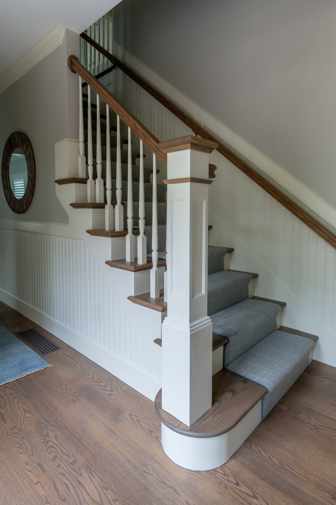 Aménagement d'un grand escalier peint droit classique avec des marches en bois et un garde-corps en bois.