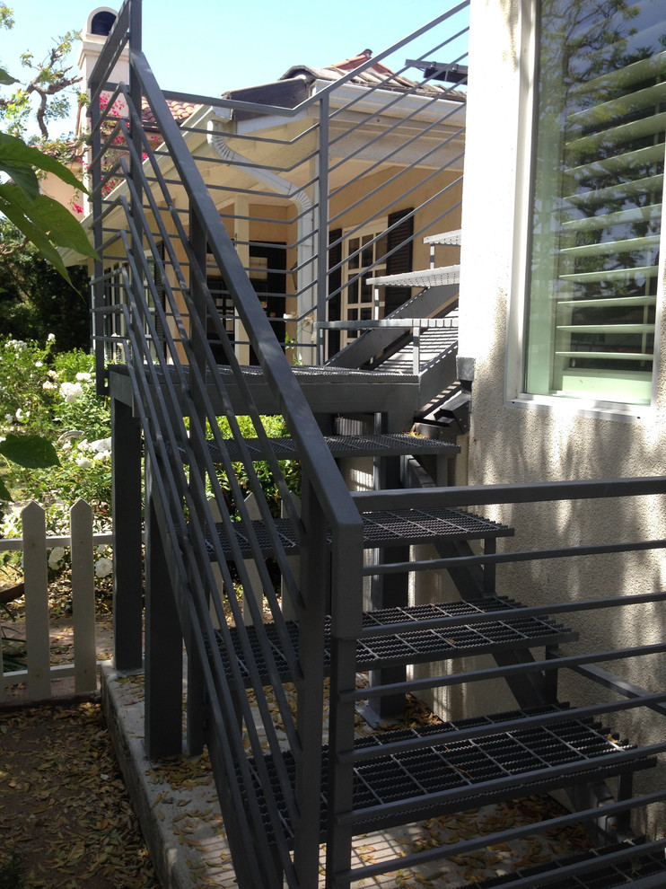 Стильный дизайн: маленькая угловая лестница в морском стиле с металлическими ступенями без подступенок для на участке и в саду - последний тренд