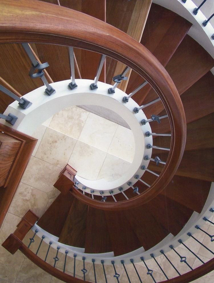 Idées déco pour un grand escalier sans contremarche hélicoïdal classique avec des marches en bois.