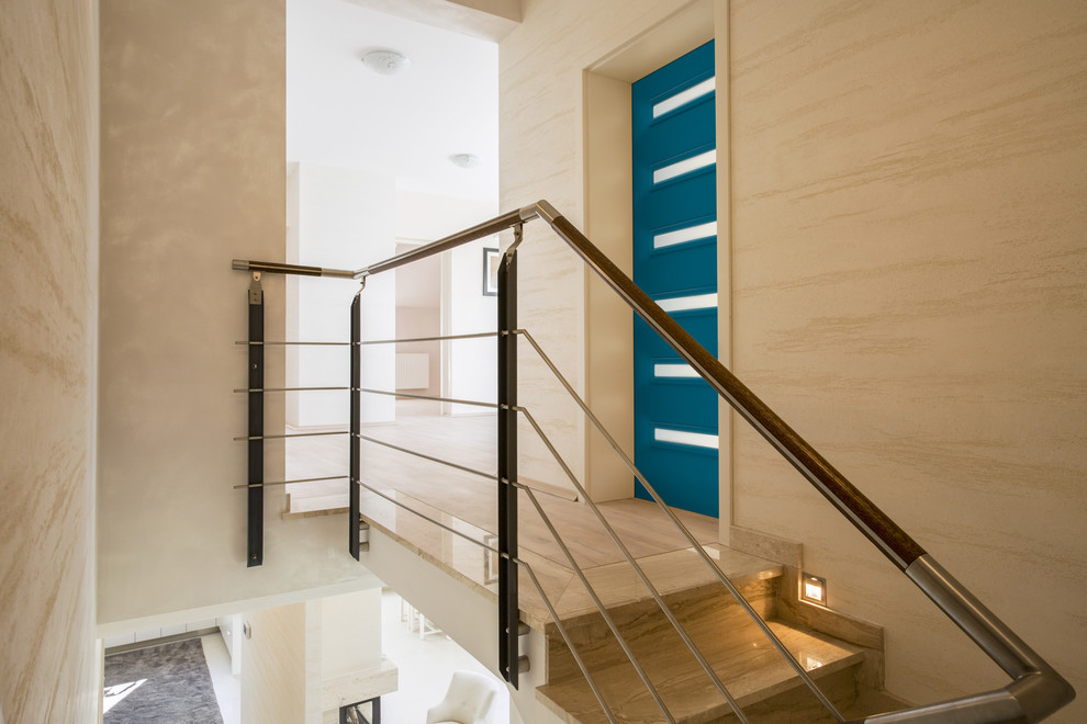 Geräumige Moderne Treppe in U-Form mit gefliesten Treppenstufen in Los Angeles