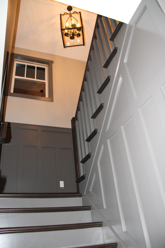 Свежая идея для дизайна: п-образная лестница среднего размера в стиле рустика с деревянными ступенями, крашенными деревянными подступенками и деревянными перилами - отличное фото интерьера