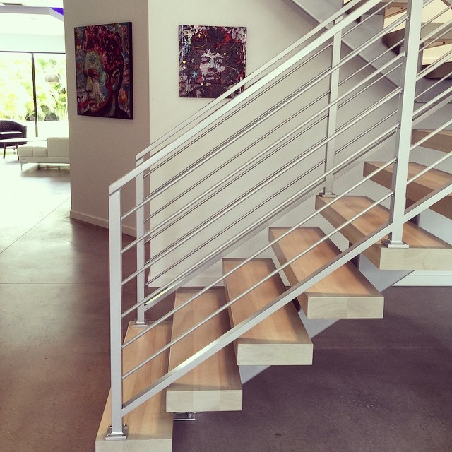 Стильный дизайн: бетонная лестница на больцах, среднего размера в стиле лофт с деревянными ступенями - последний тренд