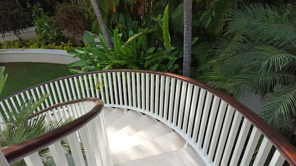 Foto på en mellanstor tropisk svängd trappa, med klinker och sättsteg i kakel