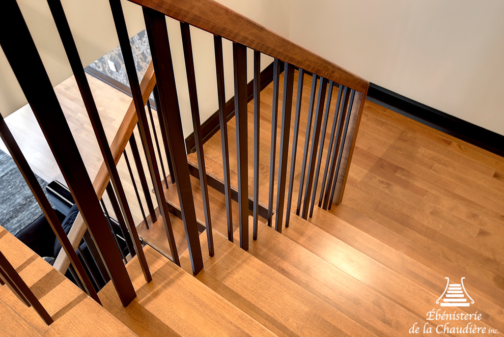 Diseño de escalera en U actual pequeña con escalones de madera y contrahuellas de madera