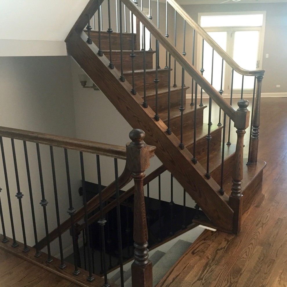 На фото: п-образная деревянная лестница среднего размера в классическом стиле с деревянными ступенями и металлическими перилами