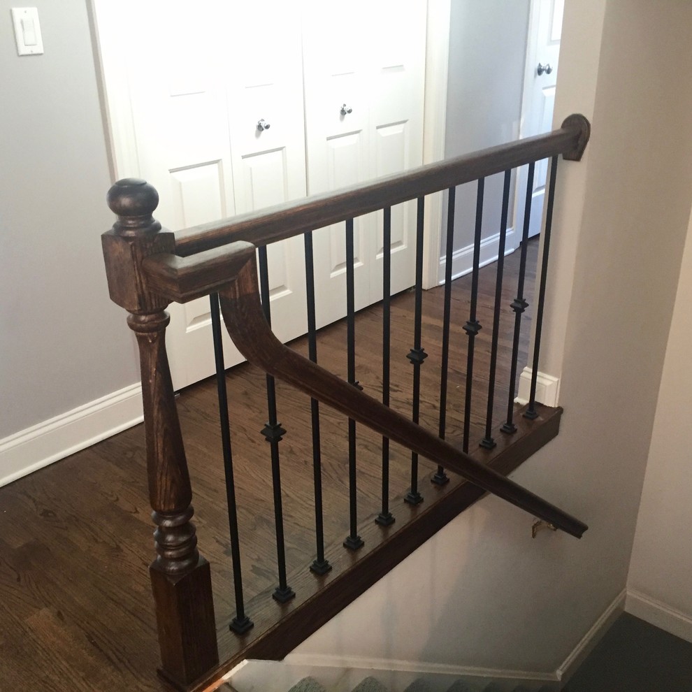 Foto de escalera en U clásica de tamaño medio con escalones de madera, contrahuellas de madera y barandilla de metal