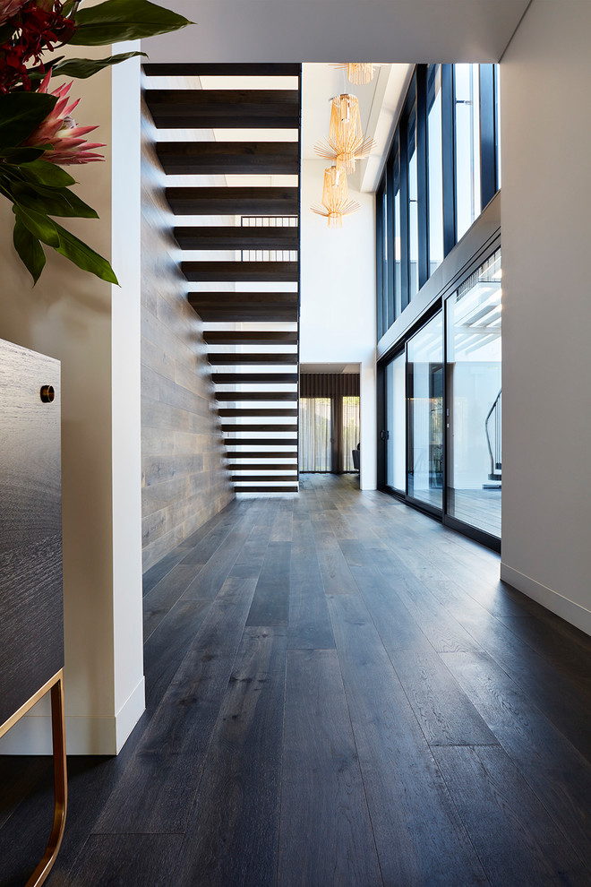 Foto de escalera recta contemporánea grande con escalones de madera y barandilla de metal