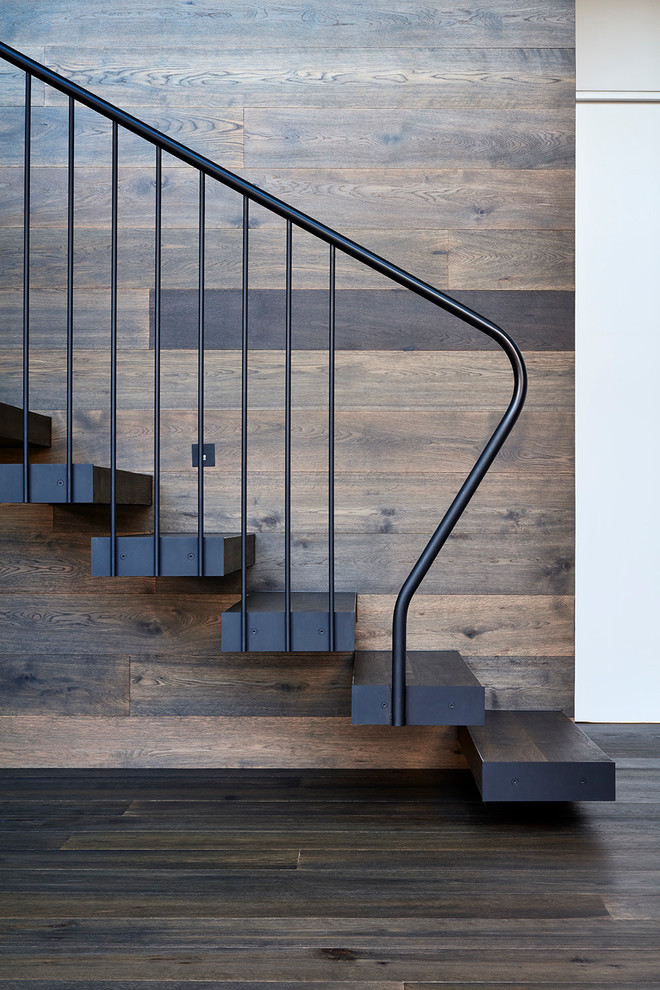 Diseño de escalera recta contemporánea grande con escalones de madera y barandilla de metal