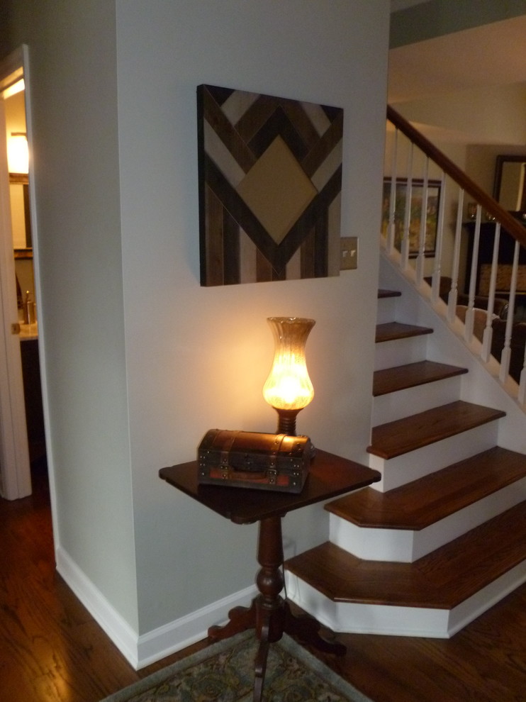 Свежая идея для дизайна: прямая лестница среднего размера в классическом стиле с деревянными ступенями и крашенными деревянными подступенками - отличное фото интерьера