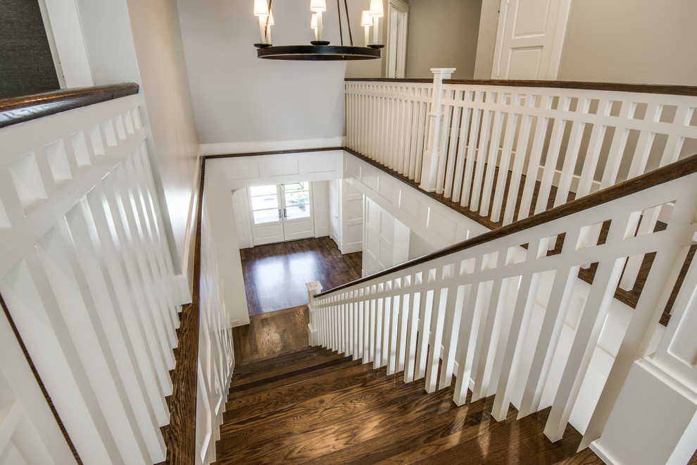 Diseño de escalera recta tradicional renovada grande con escalones de madera y barandilla de madera