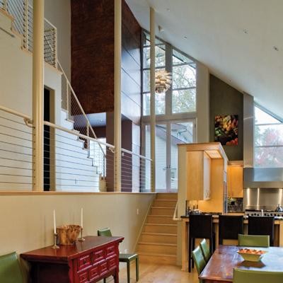 На фото: лестница в современном стиле с деревянными ступенями